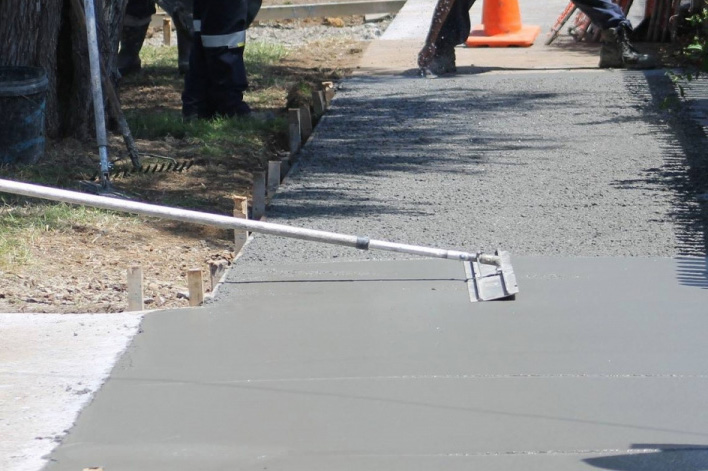 Los Angeles concrete contractors laying sidewalk.
